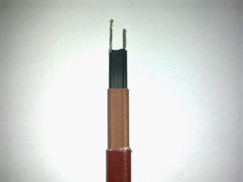 將伴熱帶的外護(hù)套及屏蔽層剝離，剝出母線