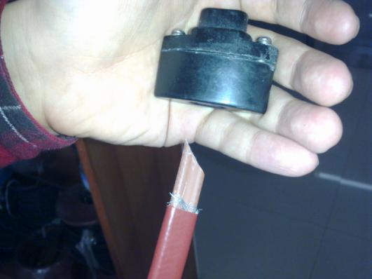 將電伴熱帶的末端剝?nèi)ネ庾o(hù)套及屏蔽層，將伴熱帶線芯剪成斜口